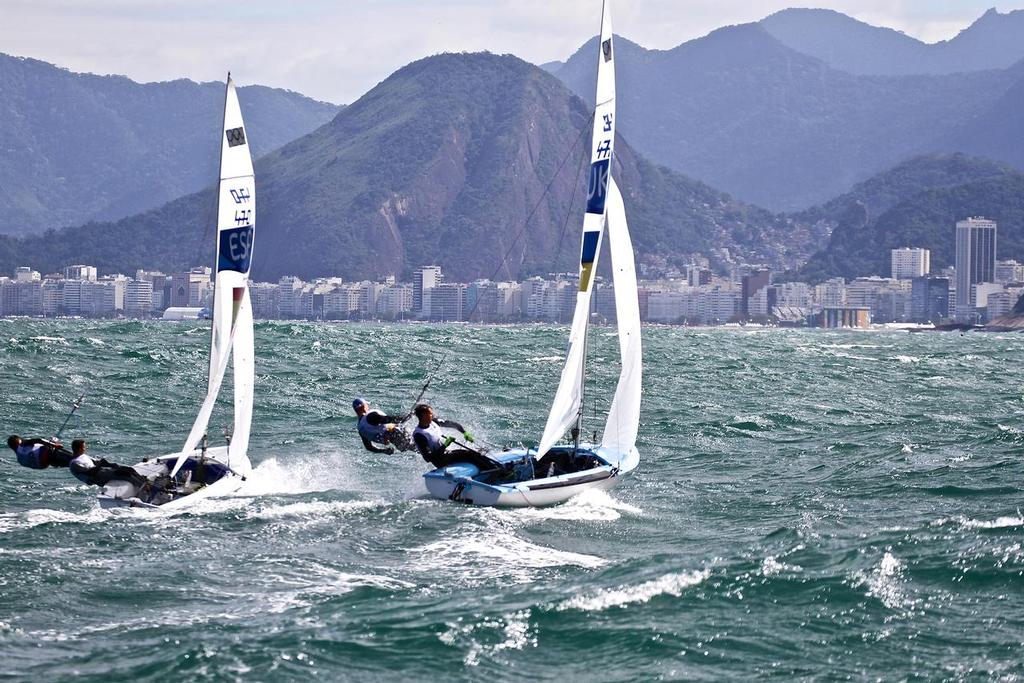 Crews head for the beach at Copacabana after the start of Race 3 in the mens 470 © Richard Gladwell www.photosport.co.nz